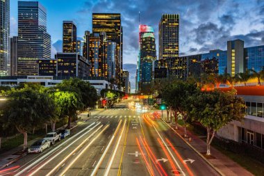 Akşam Saati 'nde nefes kesici Los Angeles: Büyüleyici Şehir Manzarası ve Çarpıcı 4K' da Canlı Karanlık Trafiği