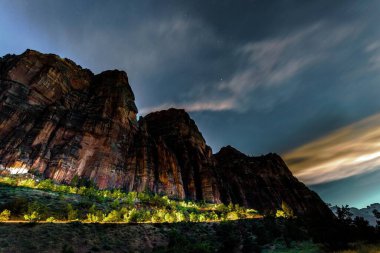 Efsanevi Yolculuk: Zion Ulusal Parkı 'nda Akşam Trafiği, Utah Muhteşem Kızıl Kayalıklar, Nefes Kesen Arka plan, Sersemletici 4K' da Ölümsüzleştirildi