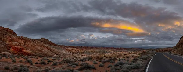 Solitude Desert Solo Driving Dark Black Road Amidst Red Rocks — Foto de Stock