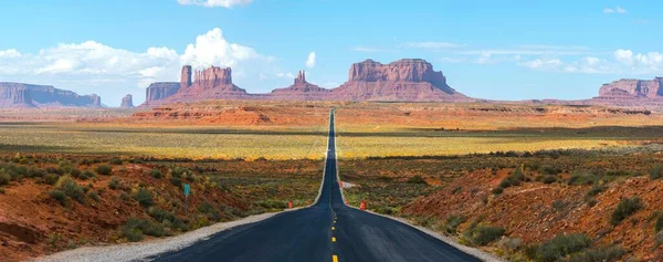 沙漠公路冒险 通向亚利桑那州的南行风景大道 靠近纪念碑谷 以惊人的4K分辨率拍摄 — 图库照片