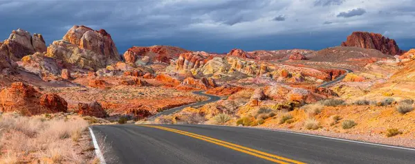 Solitude Desert Solo Driving Dark Black Road Amidst Red Rocks — Stock Photo, Image