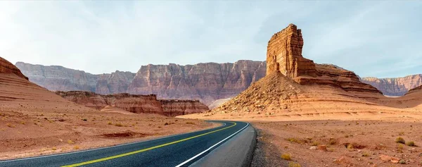 Solitude Desert Solo Driving Dark Black Road Amidst Red Rocks — Stock fotografie