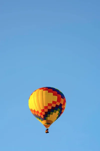Μαγευτική Dawn Περιπέτεια Πολύχρωμο Hot Air Balloon Πετώντας Στο Majestic — Φωτογραφία Αρχείου