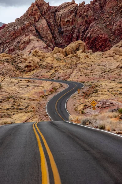 Μοναξιά Στην Έρημο Μεμονωμένη Οδήγηση Σκοτεινό Μαύρο Δρόμο Ανάμεσα Κόκκινους — Φωτογραφία Αρχείου