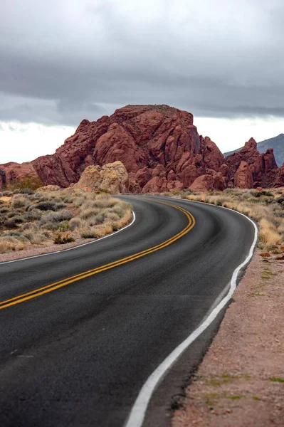 Μοναξιά Στην Έρημο Μεμονωμένη Οδήγηση Σκοτεινό Μαύρο Δρόμο Ανάμεσα Κόκκινους — Φωτογραφία Αρχείου