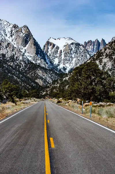 Solitude Desert Solo Driving Dark Black Road Amidst Red Rocks — Foto de Stock