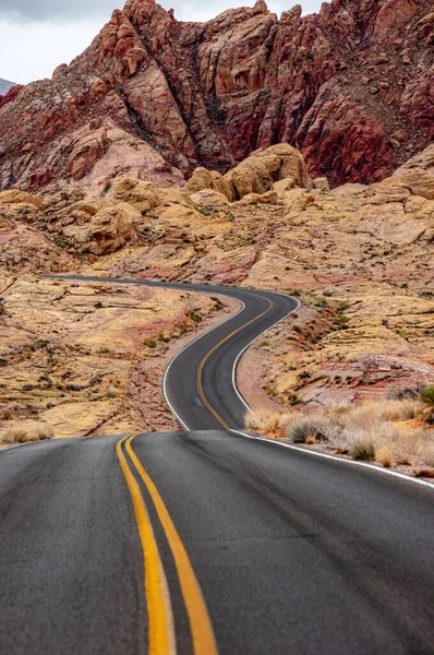 Solitude Desert Solo Driving Dark Black Road Amidst Red Rocks — Foto de Stock
