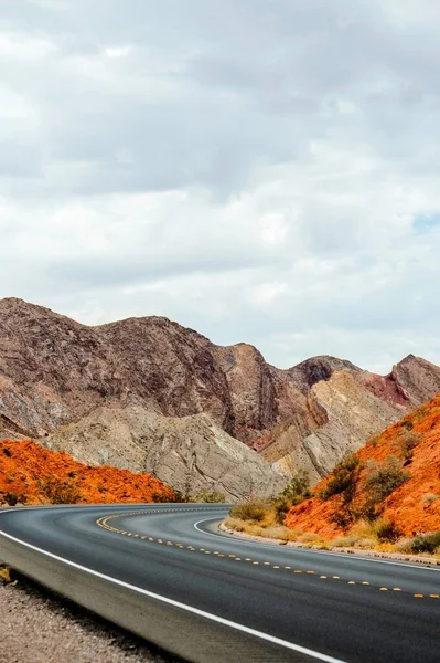 Solitude Desert Solo Driving Dark Black Road Amidst Red Rocks —  Fotos de Stock