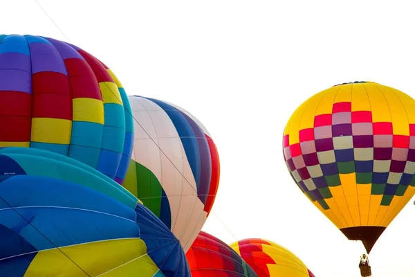 Zauberhaftes Abenteuer Der Morgendämmerung Bunter Heißluftballon Schwebt Majestätischem Glanz — Stockfoto