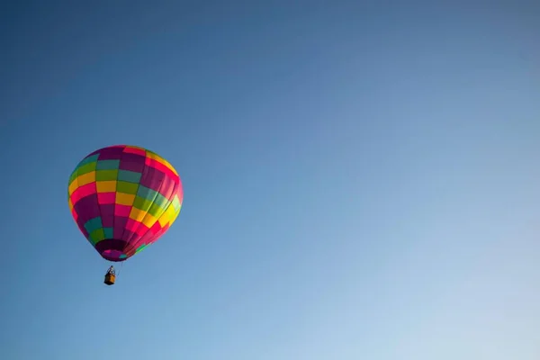 Zauberhaftes Abenteuer Der Morgendämmerung Bunter Heißluftballon Schwebt Majestätischem Glanz — Stockfoto