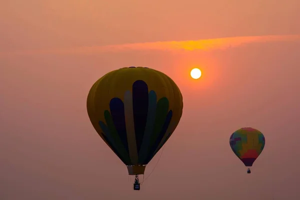 Förtrollande Dawn Adventure Färgglada Varmluftsballong Svävar Majestätisk Prakt — Stockfoto