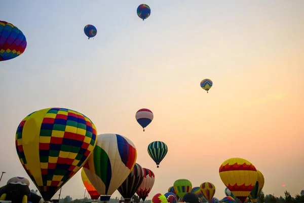 Förtrollande Dawn Adventure Färgglada Varmluftsballong Svävar Majestätisk Prakt — Stockfoto