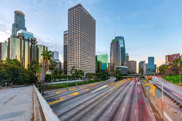 Akşam Saati 'nde nefes kesici Los Angeles: Büyüleyici Şehir Manzarası ve Çarpıcı 4K' da Canlı Karanlık Trafiği