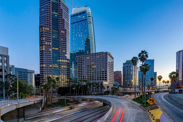 Atemberaubendes Los Angeles Zur Abendstunde Fesselndes Stadtbild Und Pulsierender Dämmerungsverkehr — Stockfoto