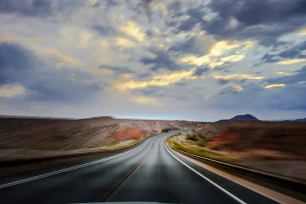 Serenidad Desierto Vista Panorámica Una Carretera Vacía Rodeada Red Rock —  Fotos de Stock