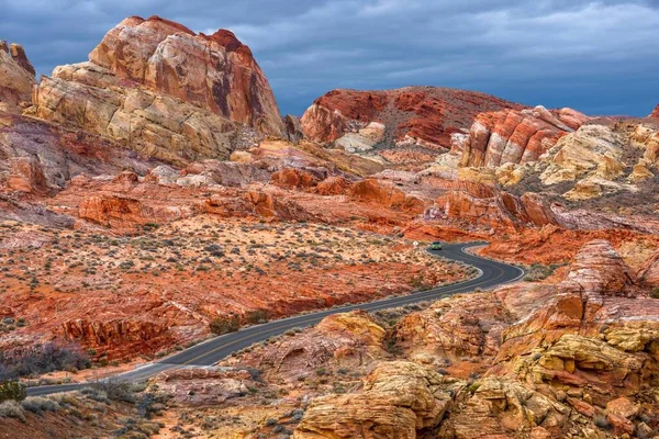 Serenidad Desierto Vista Panorámica Una Carretera Vacía Rodeada Red Rock — Foto de Stock