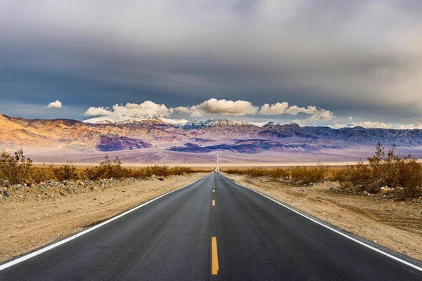 Serenità Del Deserto Veduta Panoramica Una Strada Deserta Circondata Red — Foto Stock