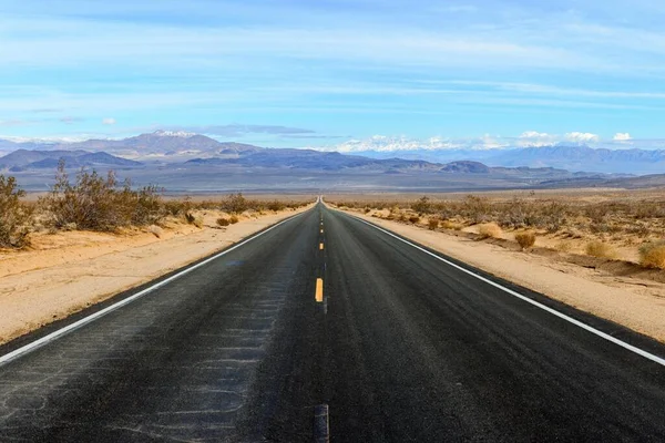 Ηρεμία Της Ερήμου Πανοραμική Θέα Ενός Άδειου Δρόμου Που Περιβάλλεται — Φωτογραφία Αρχείου
