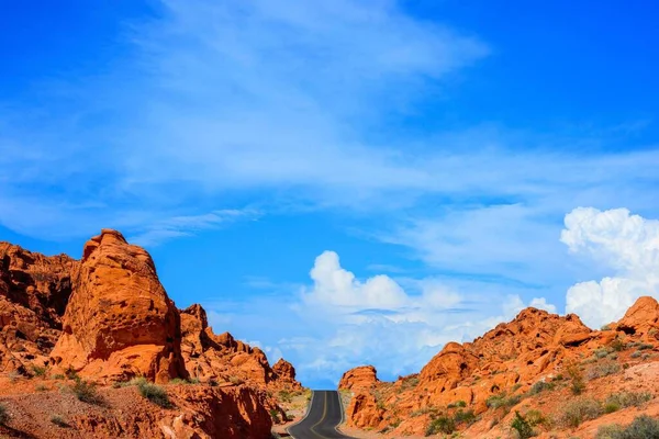 Desert Serenity Panoramiczny Widok Pustą Drogę Otoczony Red Rock Canyon — Zdjęcie stockowe
