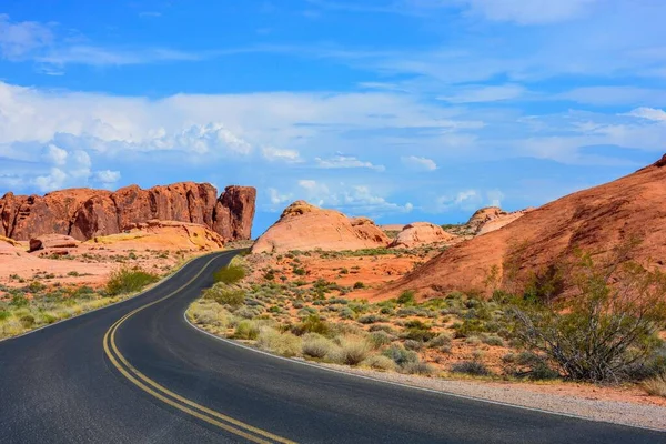 Desert Serenity Панорамний Вид Порожню Дорогу Оточену Червоно Скелястим Каньйоном — стокове фото