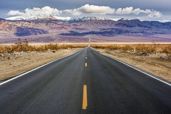 Serenidad Desierto Vista Panorámica Una Carretera Vacía Rodeada Red Rock —  Fotos de Stock