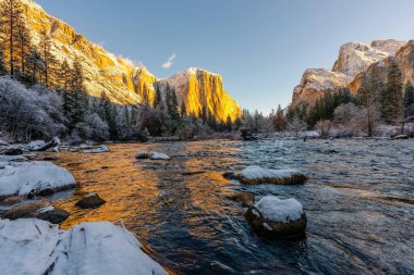 Kış Dinginliği: Kar Fırtınası Sonrası Yosemite Ulusal Parkı Merced River, Kaliforniya, ABD 'den Görüntüler, Nefes Kesen 4K' da Yakalandı