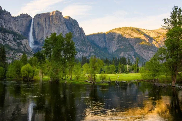 Springtime Splendor Captivating View Yosemite Falls Merced River California Usa — Fotografia de Stock