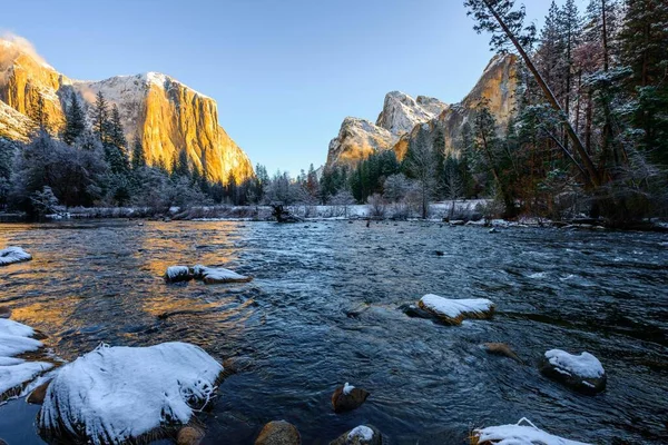 冬天的宁静 雪灾后的约塞米蒂国家公园景观 来自美国加利福尼亚州莫尔塞河 拍摄于呼吸4K — 图库照片