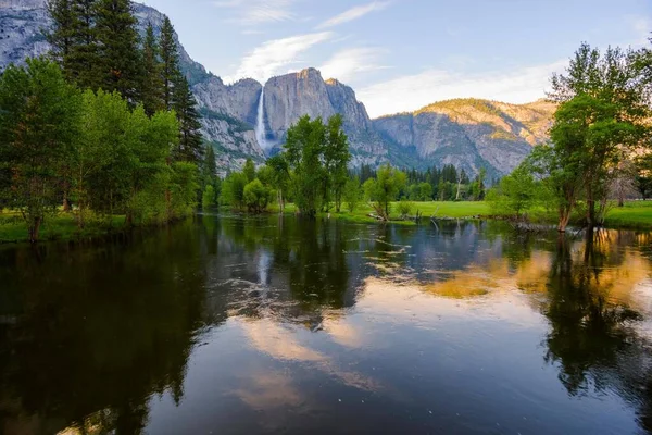 Springtime Splendor Captivating View Yosemite Falls Merced River California Usa — Fotografia de Stock
