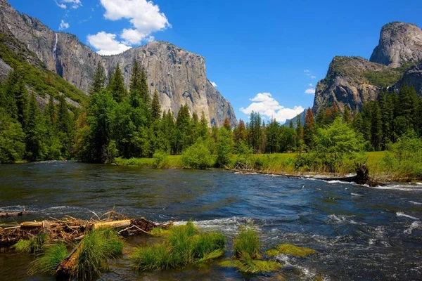 Spring Splendor Capitan Yosemite Valley Majestosa Beleza Rio Merced — Fotografia de Stock