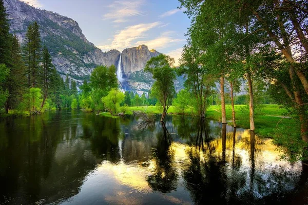 Весенний Расцвет Захватывающий Вид Водопады Йосемит Мерсед Ривер Калифорния Сша — стоковое фото