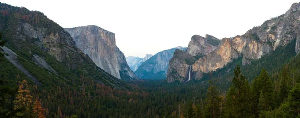 Panorama Majestoso Yosemite Vislumbre Vale Vista Túnel Abraçando Montanhas Icônicas — Fotografia de Stock