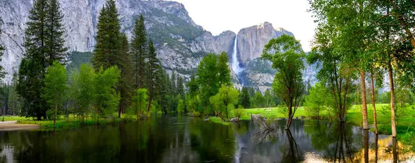 Весенний Расцвет Захватывающий Вид Водопады Йосемит Мерсед Ривер Калифорния Сша — стоковое фото
