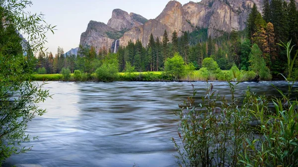 春天的灿烂 Capitan Yosemite Valley和4K的梅塞河的雄伟美丽 — 图库照片