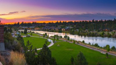 Dawn 's Awakening: Büyüleyici Panoramik View of Bend, Oregon Sabahın erken saatlerinde