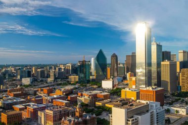 Dallas Splendor: Dallas Teksas 'taki Güzel Mavi Skyline ve Binaların Hava 4K Görüntüsü