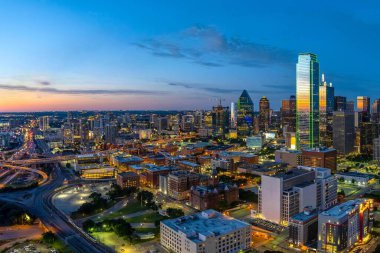 Dallas Splendor: Dallas Teksas 'taki Güzel Mavi Skyline ve Binaların Hava 4K Görüntüsü