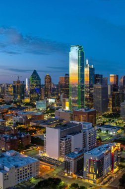 Dallas Splendor: Dallas Teksas 'taki Güzel Mavi Skyline ve Binaların Hava 4K Görüntüsü