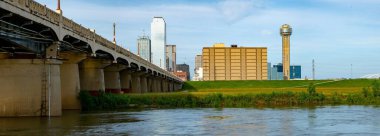 İlkbahar Dinginliği: Dallas, Teksas 'ın 4K Görüntüsü, Tranquil Trinity Nehri' nden Bakıldı