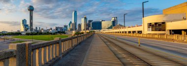 Dallas Splendor: Dallas Teksas 'taki Güzel Mavi Skyline ve Binaların Hava 4K Görüntüsü