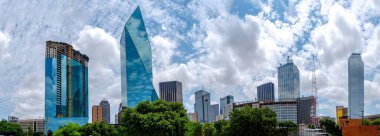 Dallas Splendor: Dallas Teksas 'taki Güzel Mavi Skyline ve Binaların Hava 4K Görüntüsü