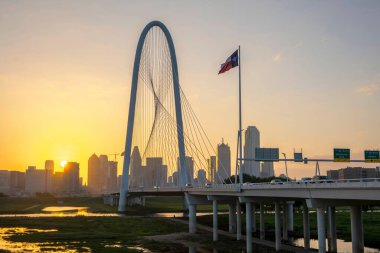 Yükselen Dayanıklılık: Dallas City Binalarının 4K Görüntü Sel Altındaki Trinity Nehri 'nden izlendi