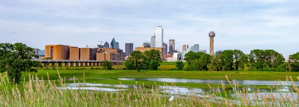 İlkbahar Dinginliği: Dallas, Teksas 'ın 4K Görüntüsü, Tranquil Trinity Nehri' nden Bakıldı