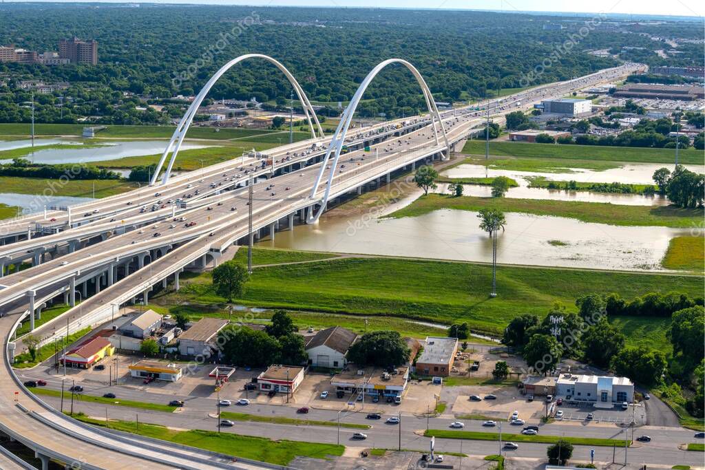 Dinámica Urbana Imagen Aérea 4K de Dallas Texas Tráfico en Carreteras