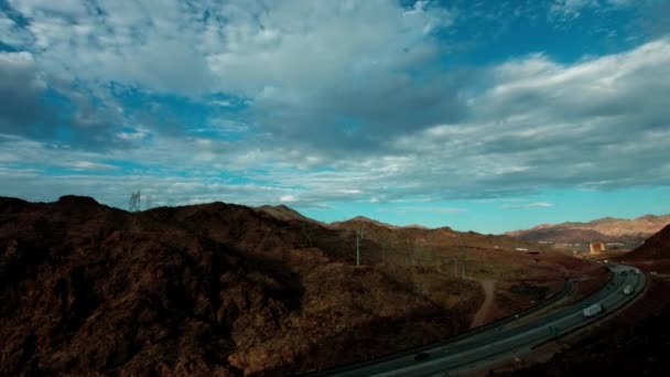 Bezprecedentní Zobrazení Video Provozu Hoover Dam Road Uprostřed Rekordní Nízké — Stock video