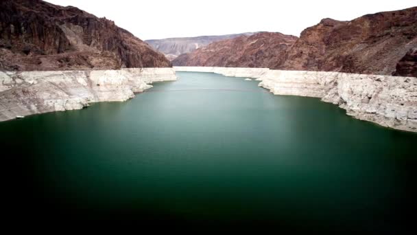 Odhalení Vlivu Přírody Video Hooverovy Přehrady Pozoruhodně Nízkou Hladinou Vody — Stock video