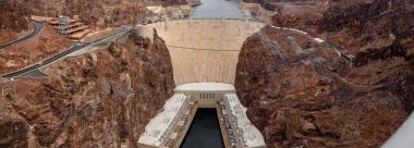 Eşi benzeri görülmemiş Görünümler: Hoover Barajı Yolu 'ndaki Trafiğin 4K Resmi Alçak Su Seviyeleri Ortasında