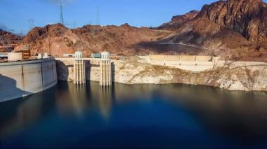 Doğanın Etkisini Açıklamak: Hoover Barajı 'nın dikkat çekici derecede düşük su seviyeli 4K Videosu