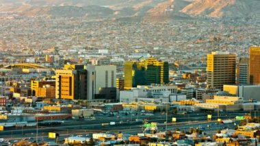 Borderland Gündoğumu: El Paso ve Ciudad Juarez 'in Sabah Erken Saatinde 4K Videosu