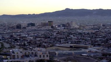 Borderland Gündoğumu: El Paso, Teksas ve Ciudad Juarez, Chihuahua 'da Gündoğumunun dramatik 4K Zaman Hızı